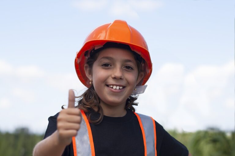 Vertrauen ist alles, besonders wenn es um Arbeitssicherheit geht. Und bei Dräger ist Sicherheit mehr als ein Slogan; es ist eine Lebenseinstellung. Mit über 100 Jahren Erfahrung in der Entwicklung wegweisender Sicherheitstechnologie genießen unsere Sicherheitsprodukte – von Atemschutz, Gasdetektion und flammhemmender Arbeitskleidung bis hin zu professionellem Service und Support – nach wie vor das Vertrauen von Menschen in den unterschiedlichsten Branchen weltweit.