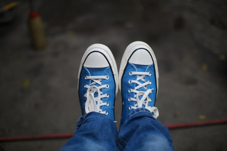 Schuhe waren schon immer mehr als nur ein funktionales Muss. Für Woolrich sind Schuhe Ausdruck des Lebensstils und verbinden modernes Design mit zeitloser Haltbarkeit. Mit jeder Kollektion verbindet die Marke traditionelle Handwerkskunst mit sich entwickelnden Stilanforderungen und kreiert Sneaker und herbstliche Designs, die sowohl in der Stadt als auch am Wochenende perfekt passen. Die Herbst-/Winterkollektion spiegelt dies perfekt wider: Sie bietet Texturen, Farben und Silhouetten, die den Übergang in die kühleren Monate verkörpern und gleichzeitig Komfort und Funktionalität in den Vordergrund stellen.