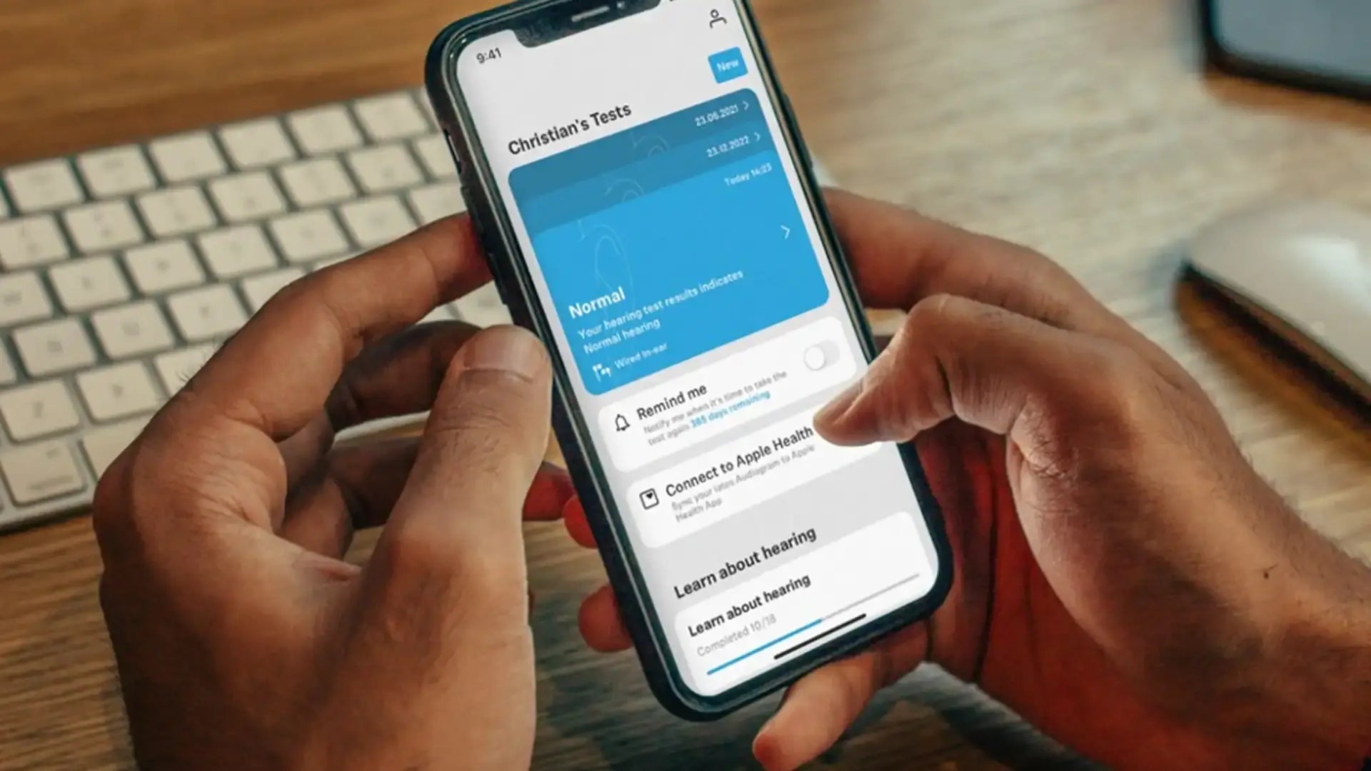 Smartphone zeigt Hörtestergebnisse mit "Normal" Ergebnis und Optionen zum Verbinden mit Apple Health