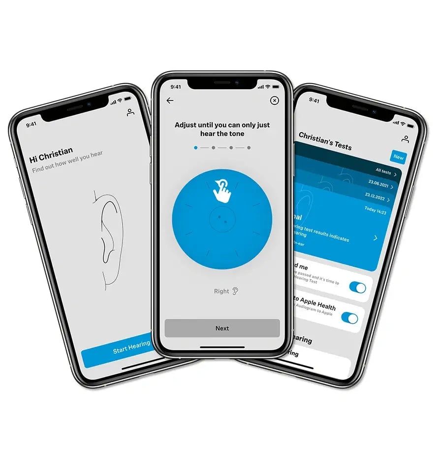 Drei Smartphones nebeneinander zeigen verschiedene Bildschirme einer Hörtests-App mit Lautstärkeregler und Testergebnissen
