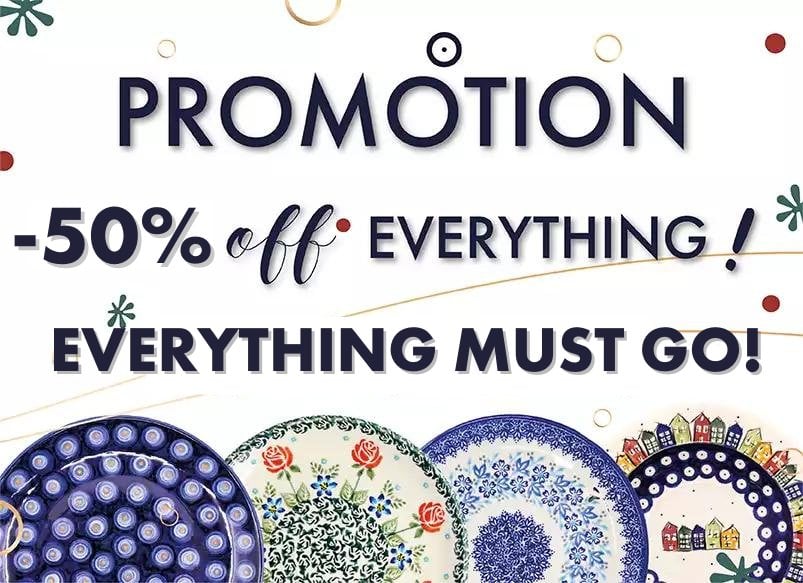 Promocja -50% off everything, everything must go na białym tle z niebieskimi talerzami