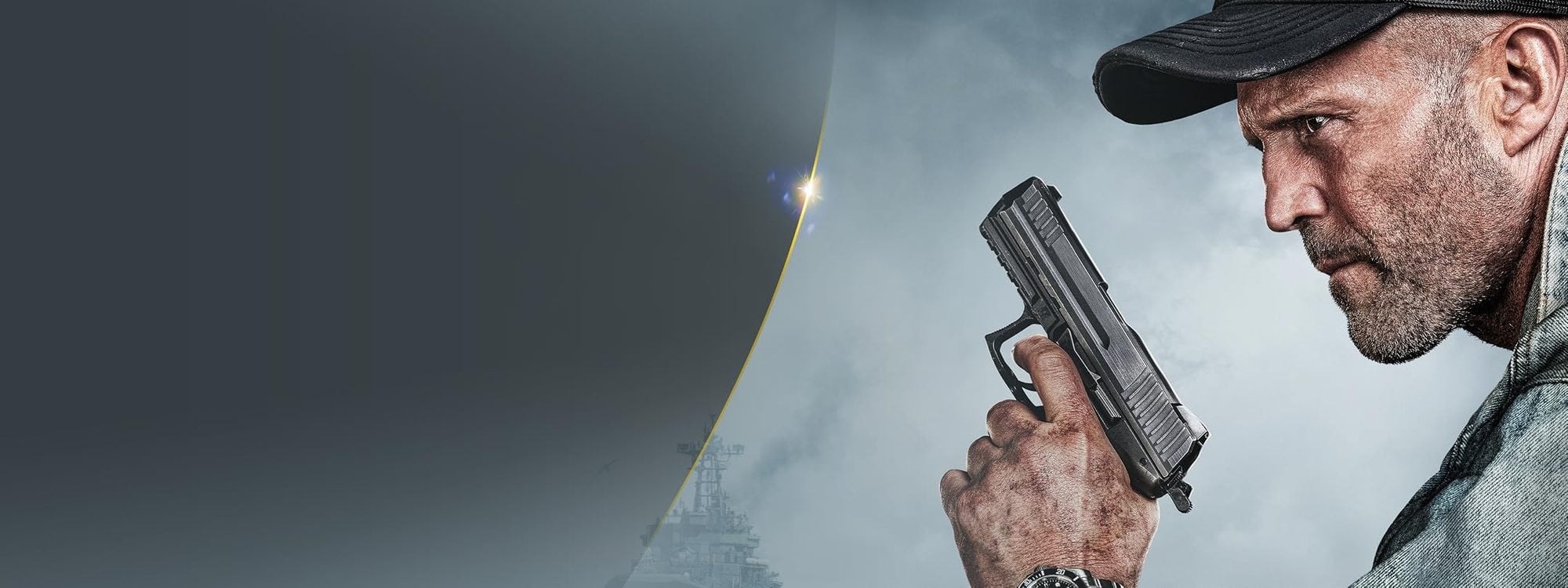 Hombre con gorra negra sosteniendo pistola contra cielo nublado
