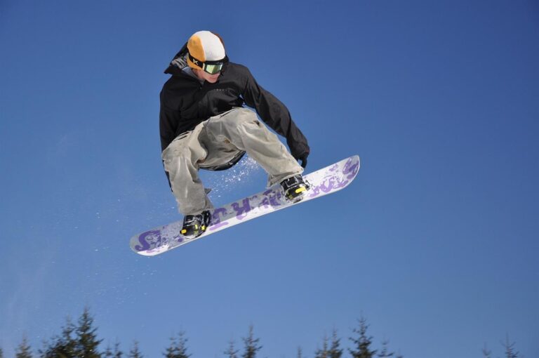 Seit über 30 Jahren ist Fun Sport Vision die Anlaufstelle für Sportbegeisterte, die das ganze Jahr über Abenteuer erleben möchten. Was als Leidenschaft für Wintersport begann, hat sich zu einem multidisziplinären Zentrum für hochwertige Ausrüstung, Bekleidung und Zubehör für ganzjährige Outdoor-Aktivitäten entwickelt. Ob Skifahren auf verschneiten Pisten, Paddeln auf ruhigen Gewässern oder Erkunden rauer Trails – Fun Sport Vision vereint die besten Marken und Ausrüstung für jeden aktiven Lebensstil.