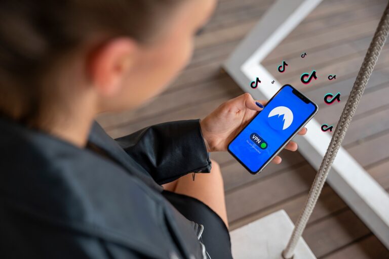 Adstiktok repräsentiert eine neue Generation von Werbelösungen, die speziell für Marken entwickelt wurden, die messbares Wachstum auf TikTok anstreben und nicht nur oberflächliche Reichweite erzielen möchten. Da sich TikTok zu einem Performance-Kanal entwickelt, verlagern Marken ihren Fokus von experimentellen Ausgaben hin zu strukturierten Systemen, die Conversion, kreative Geschwindigkeit und datenbasierte Entscheidungsfindung priorisieren. Diese Entwicklung hat Raum für Plattformen geschaffen, die TikTok nicht primär als soziales Netzwerk, sondern als Full-Funnel-Performance-Engine verstehen. Adstiktok passt sich diesem Wandel an, indem es sich auf skalierbare Ergebnisse anstatt auf vereinzelte virale Momente konzentriert. Das Ergebnis ist ein disziplinierterer Ansatz für bezahlte Social-Media-Werbung, der kreatives Storytelling mit harten Performance-Kennzahlen verbindet.