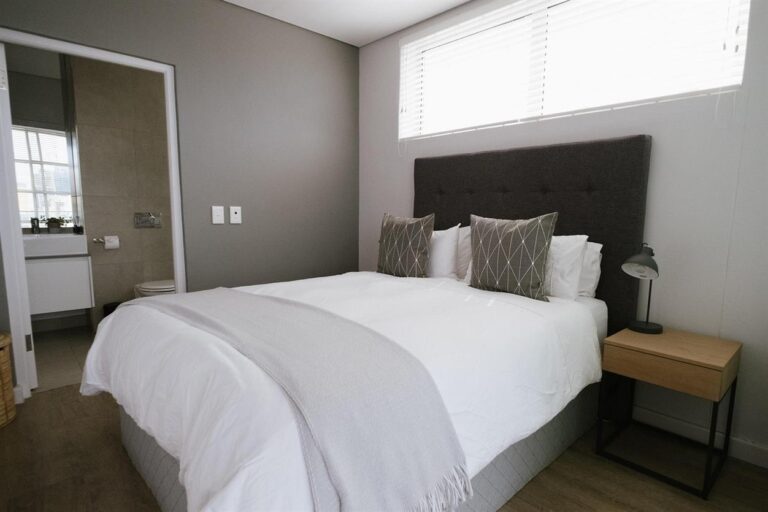 In einer Zeit, in der Reisende Wert auf Qualität und Erlebnis legen, hat sich B&B Hotels zu einer führenden Kraft in der europäischen Hotelbranche entwickelt und beweist, dass erschwinglich nicht gleichbedeutend mit durchschnittlich sein muss. Mit über 700 Hotels in wichtigen europäischen Städten und Verkehrsknotenpunkten erfindet die Marke das Budget-Hotel neu, indem sie stilvolles Design, hochwertigen Service und erschwingliche Preise vereint.